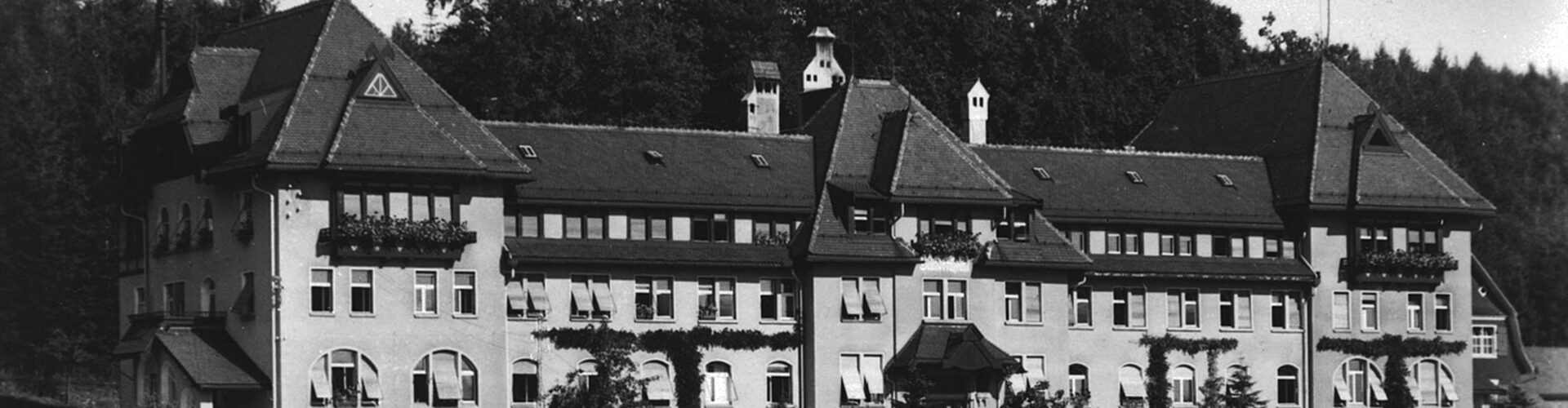 Historische schwarz-weiss Aussenaufnahme des ehemaligen Blindenheims