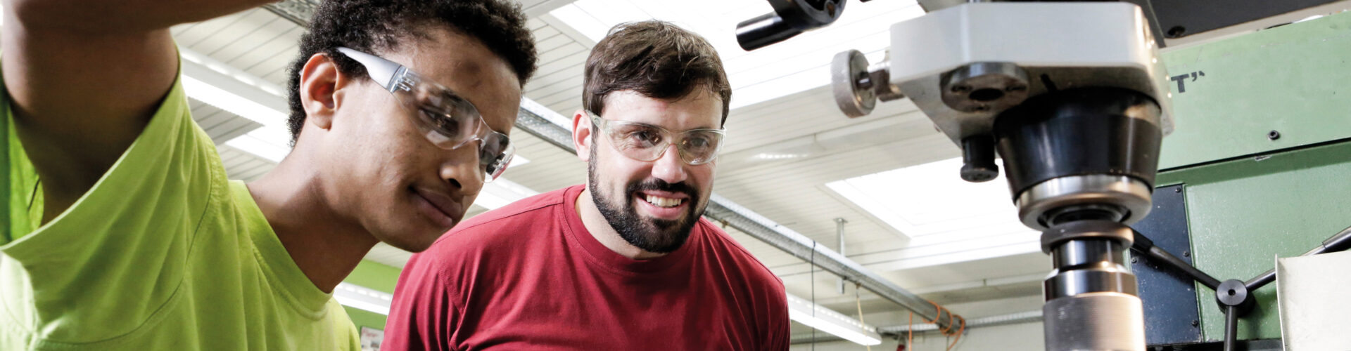 Ausbildner und Lernender in der Mechanik