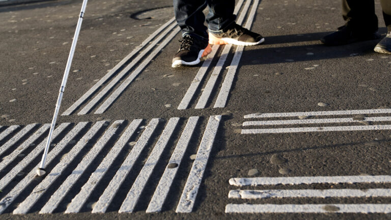 Habtische Bodenmarkierung für die Orientierung mit dem weissen Stock