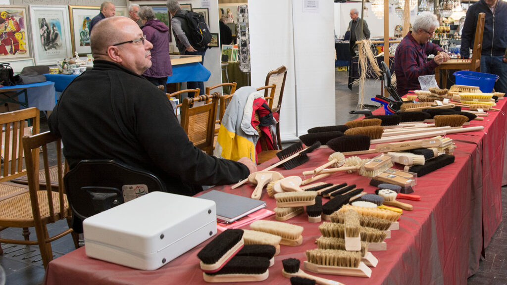 Besenverkauf an der Brocante in St. Gallen