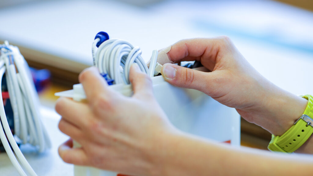 Detailaufnahme Elektromontage beim Kabelwickeln