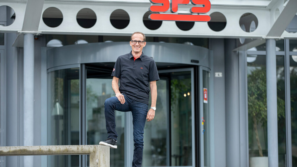 Patrick Dietsche vor dem SFS_Gebäudeeingang