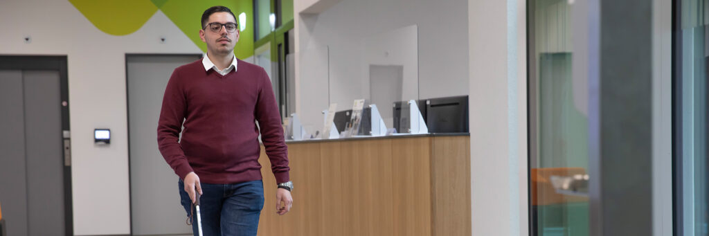 Pietro unterwegs mit dem weissen Stock