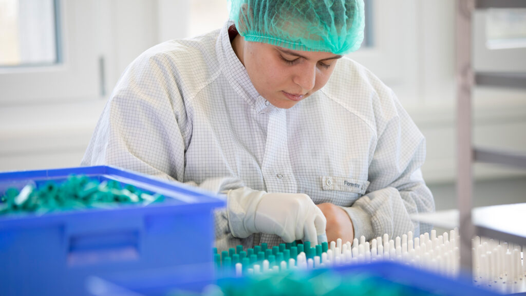 IV-Mitarbeitende bei der Konfektionieren von Arzneimitteln