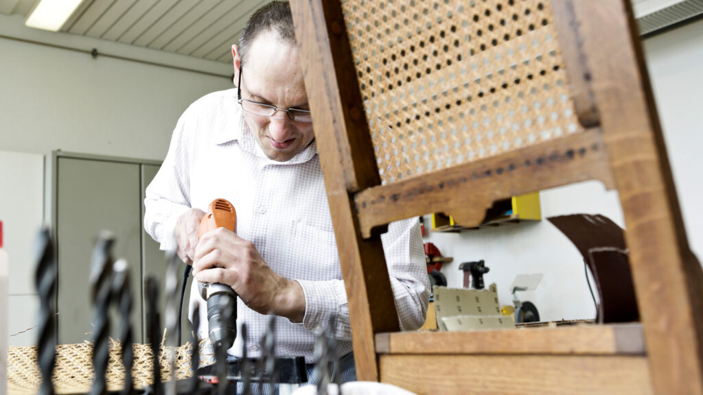 Reparaturarbeiten an eine Flechtstuhl