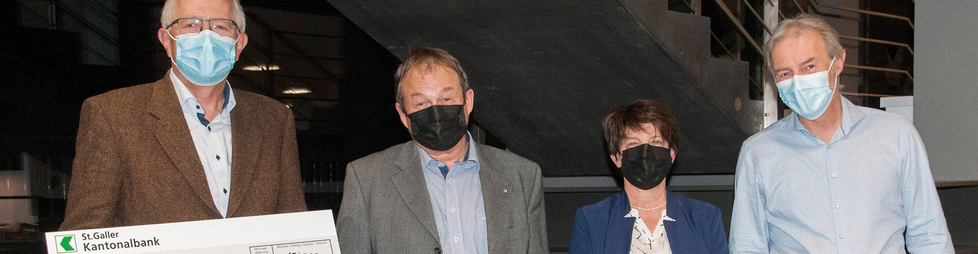 Spendenübergabe an Verantwortlichem Fundraising